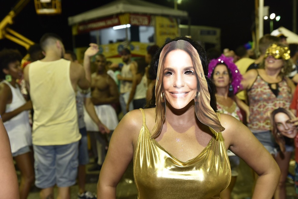 Foliã com máscara de Ivete Sangalo no carnaval de Salvador (Foto: Elias Dantas/Ag. Haack)