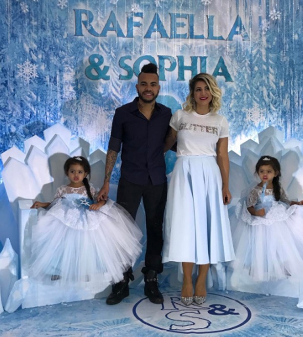 Dentinho, Dani Souza e as filhas, Rafaella e Sophia (Foto: Reprodução/Instagram)