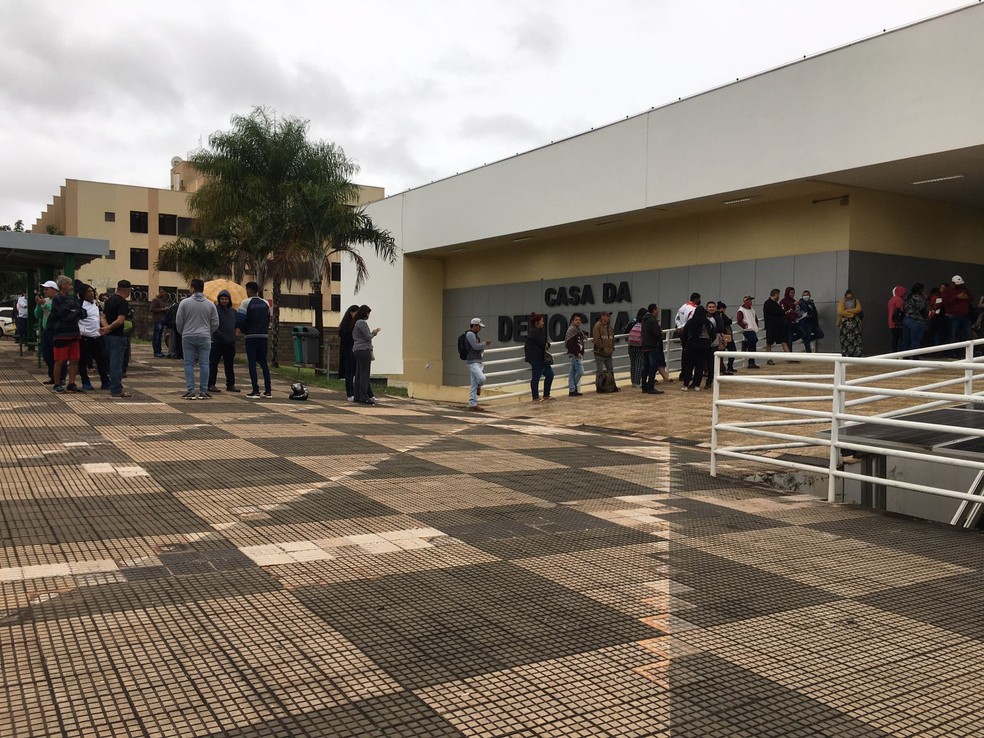 Fim do prazo para regularização do título de eleitor gera longas filas em Cuiabá — Foto: Kau Salentim/TVCA