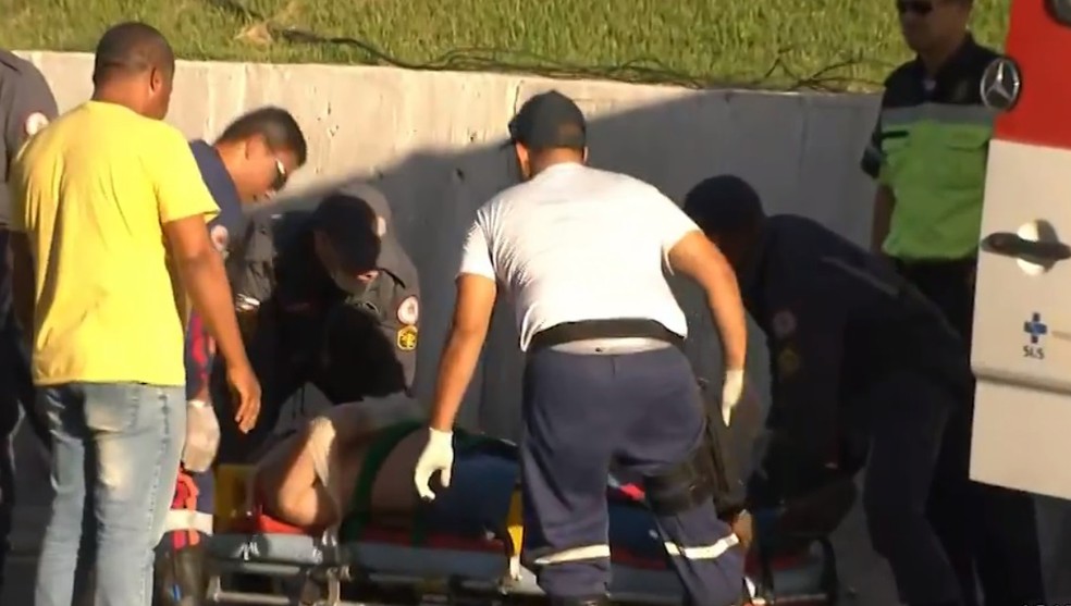 Motociclista, que não teve a identidade revelada, foi encaminhado para uma unidade hospitalar pela viatura do Corpo de Bombeiros. — Foto: Reprodução / TV Bahia