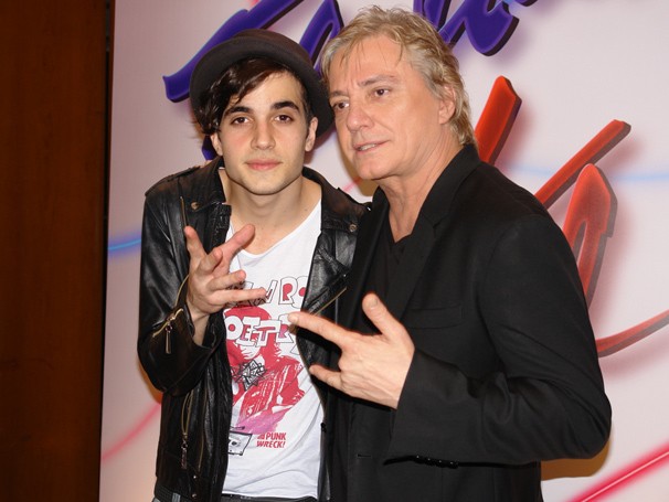 O cantor com um dos filhos, Fiuk, em seu último trabalho como ator, no especial Tal pai, tal filho, de 2010: " (Foto: Reprodução/ TV Globo)