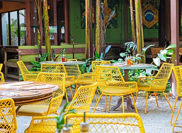 Uma das duas áreas externas do restaurante Capim Santo, instalado num casarão no bairro dos Jardins, em São Paulo: clima praiano na cidade (Foto: Lufe Gomes / Editora Globo)