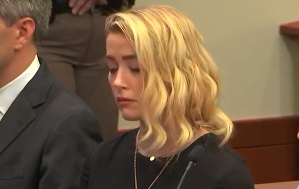 Amber Heard durante o anúncio da decisão do júri em seu processo de difamação contra Johnny Depp (Foto: reprodução)