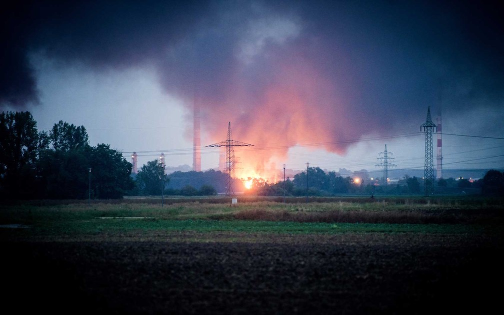 Incêndio e fumaça no local de uma refinaria da empresa Bayernoil pouco antes do amanhecer (Foto: Sebastian Pieknik / News5 / DPA / AFP)