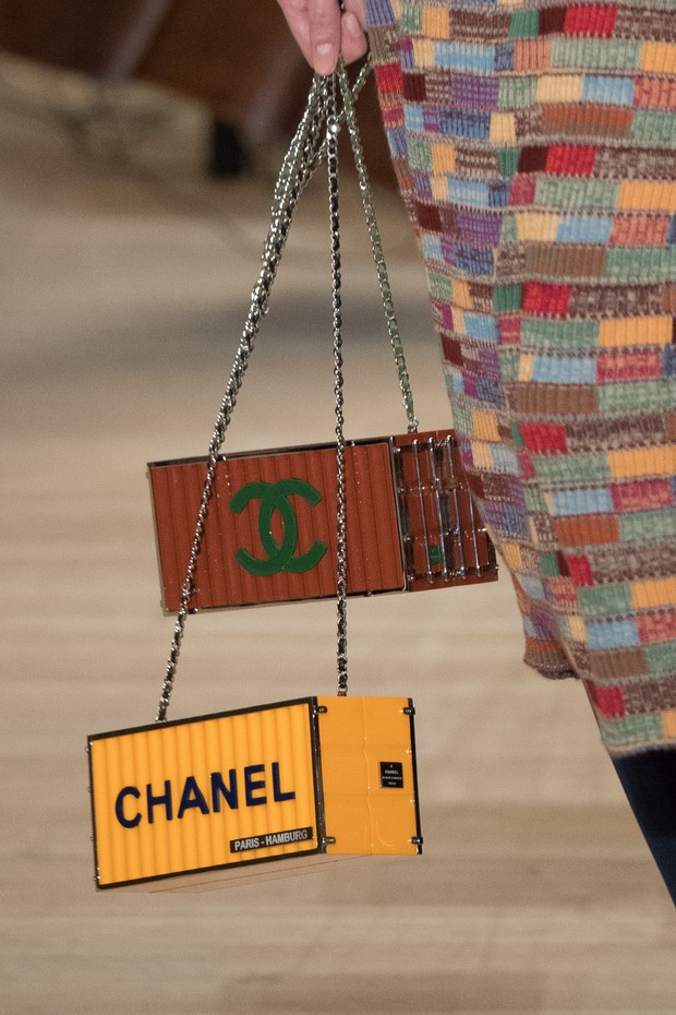 HAMBURG, GERMANY - DECEMBER 06:  A model (Handbag detail) walks the runway during the Chanel Collection Metiers d'Art Paris Hamburg 2017/18  at the Elbphilharmonie on December 6, 2017 in Hamburg, Germany.  (Photo by Stephane Cardinale - Corbis/Corbis via  (Foto: Corbis via Getty Images)