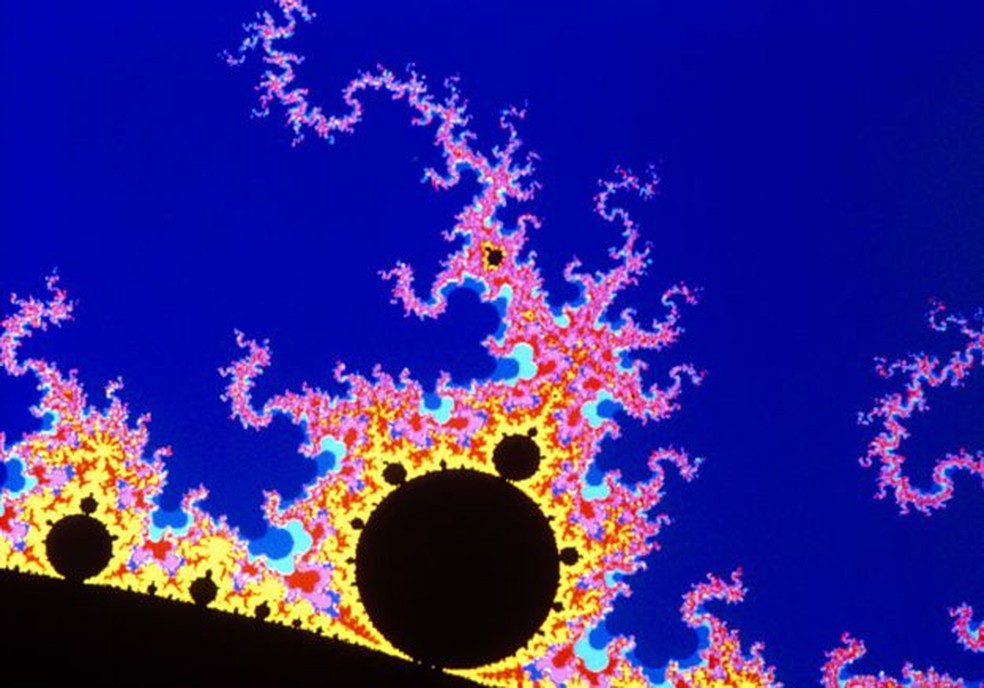 Este é o fractal mais famoso gerado por computador: uma paisagem turbulenta, emplumada e aparentemente orgânica que lembra o mundo natural, mas é completamente virtual — Foto: Science Photo Library/BBC