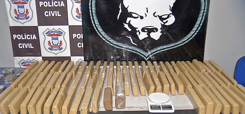Droga foi apreendida na casa dos presos — Foto: TVCA/Reprodução