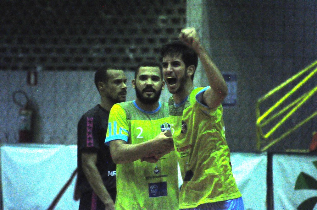 João Pedro e João Paulo garantiram a vitória da Cohab VI na Copa TV Grande Rio de Futsal — Foto: Emerson Rocha / ge Petrolina