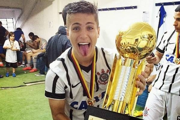 Matheus Cassini, ex-Corinthians, encerra carreira aos 28 anos de idade.