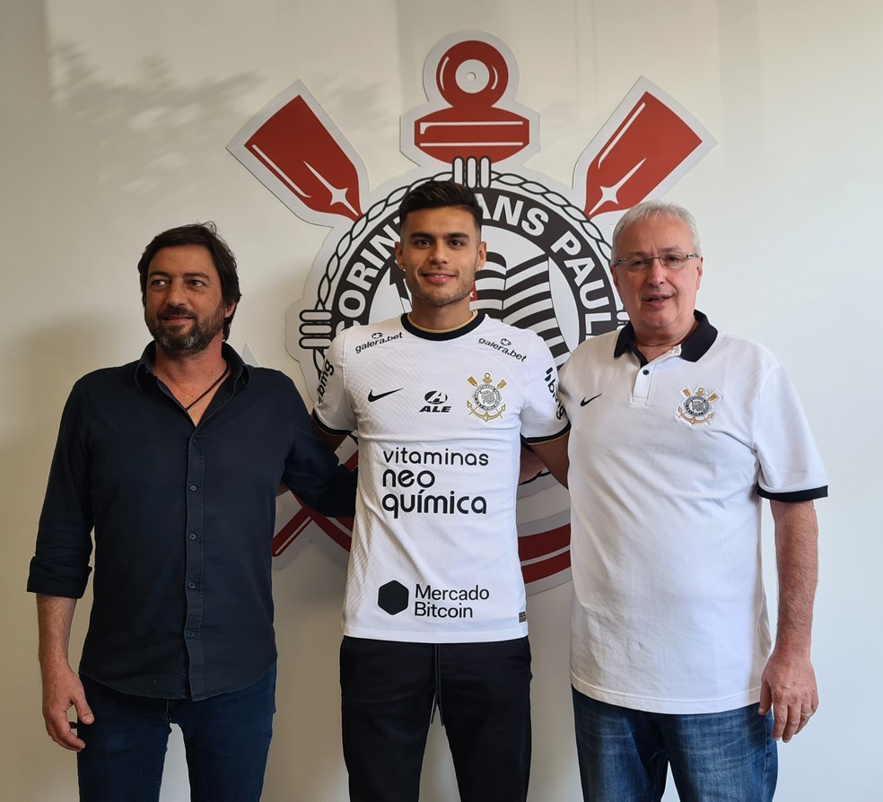 Duilio Monteiro Alves, presidente do Corinthians, Fausto Vera, reforço, e Roberto de Andrade, diretor de futebol — Foto: Olavo Guerra/Ag. Corinthians