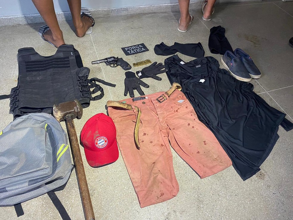 Material apreendido com suspeitos de tentativa de assalto em banco na UFCG — Foto: Waléria Assunção/TV Paraíba