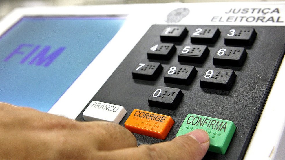 Eleitores brasileiros usarão urnas eletrônicas emprestadas da Justiça Eleitoral para votar para conselheiros tutelares — Foto: Nelson Jr./TSE