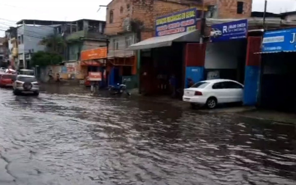 Rua Régis Pacheco - Chuva deixa pontos de alagamento na região da Cidade Baixa, em Salvador — Foto: Reprodução/TV Bahia