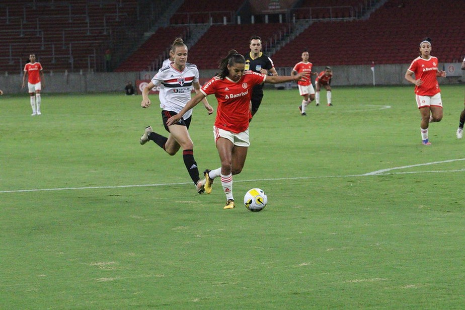 Em março, Internacional venceu o São Paulo com gols de Millene (centro) e Bruna Benites