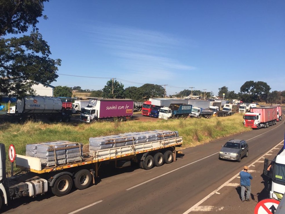 Paralisação de caminhoneiros em Araraquara (Foto: Fabiana Assis/G1)