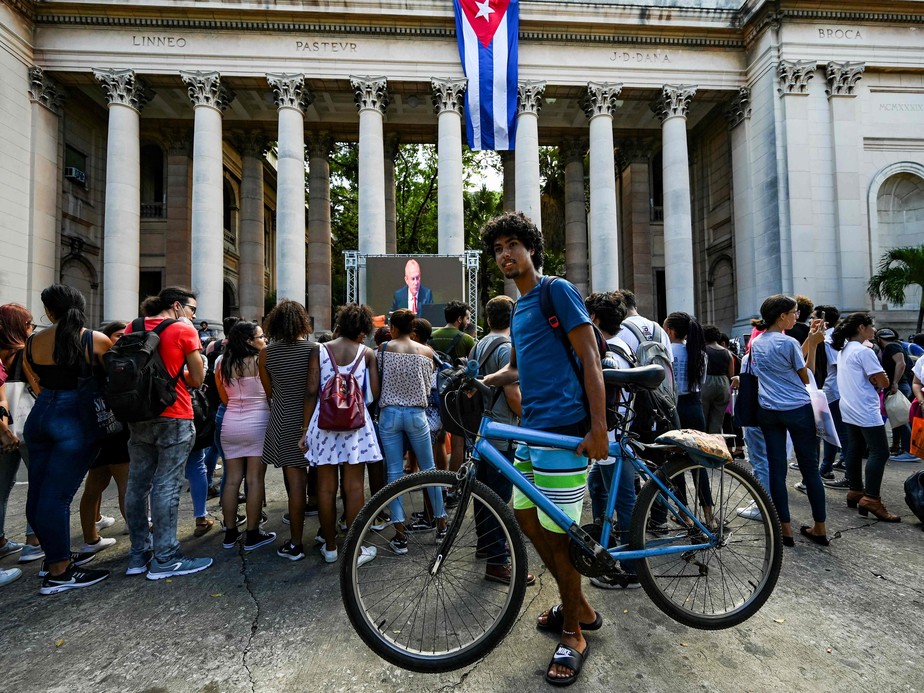 Jovens cubanos assistem em discurso do ministro das Relações Exteriores de Cuba, Bruno Rodríguez na ONU, do lado de fora da Universidade de Havana,