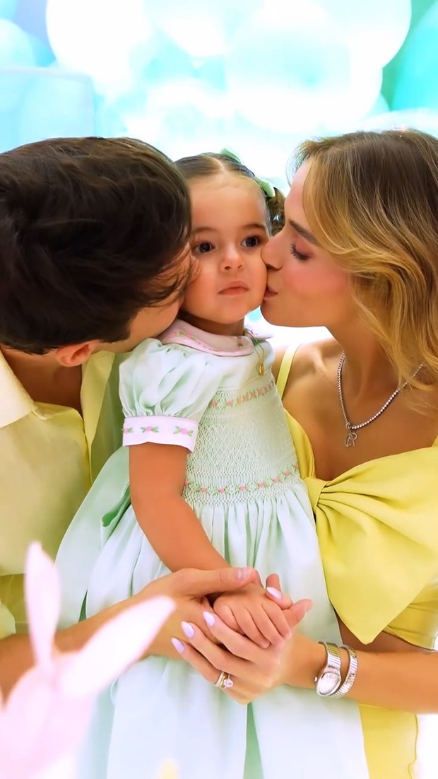 Kaká e carolina comemoram aniversário da filha, Esther (Foto: Reprodução/ instagram)