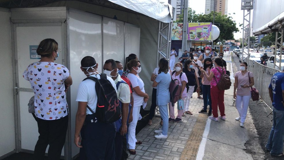 Profissionais de saúde procuram ponto de vacinação em Natal, para imunização contra a Covid-19. — Foto: Geraldo Jerônimo/Inter TV Cabugi