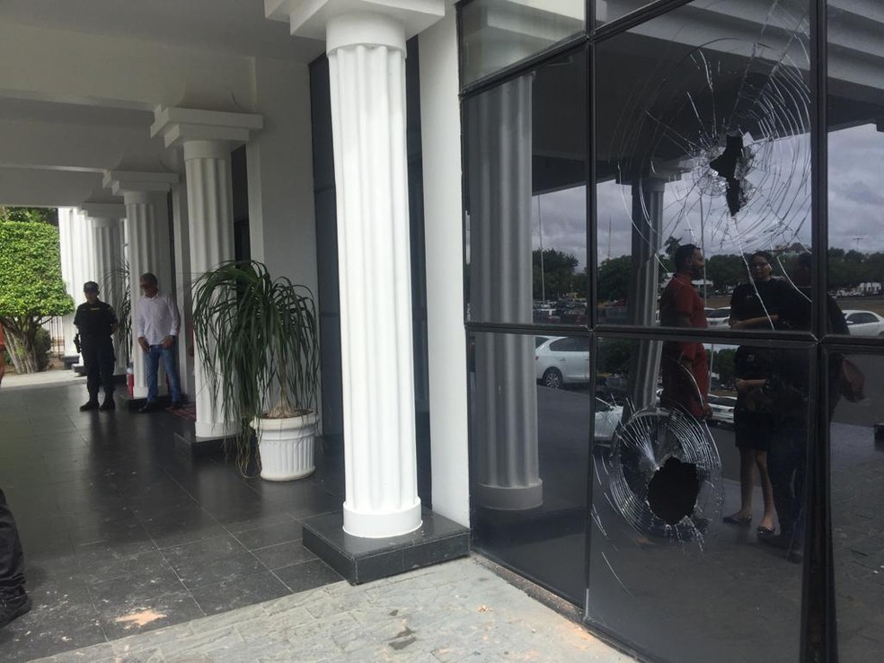 Vigilante E Preso Apos Atirar Barra De Ferro E Quebrar Vidros No Palacio Do Governo De Roraima Roraima G1