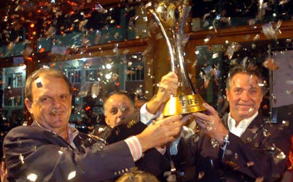 Abel Braga (à direita) com a taça do Mundial do Internacional — Foto: Site oficial do Internacional
