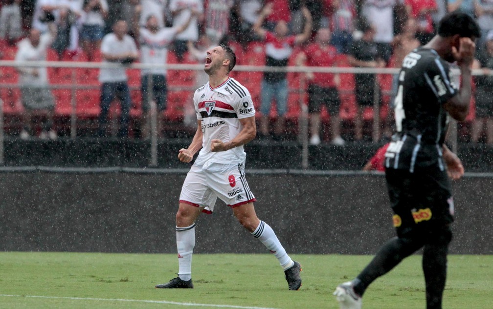 Calleri comemora o gol em São Paulo x Corinthians — Foto: Rubens Chiri / saopaulofc.net