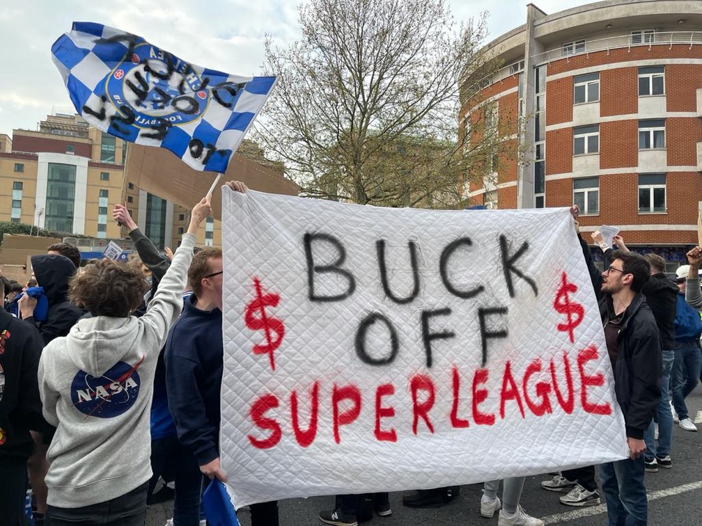 Torcedores do Chelsea protestam contra a Superliga em Stamford Bridge — Foto: Marcelo Courrege