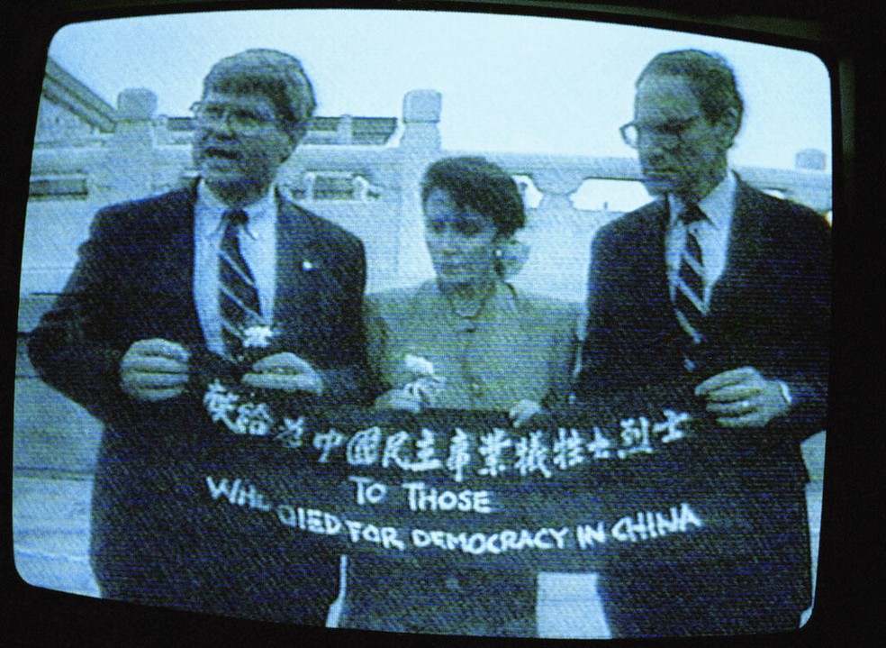 A presidente da Câmara dos EUA, Nancy Pelosi, então deputada, em visita surpresa à praça da Paz Celestial em 1991. Pelosi tem um longo histórico de oposição ao governo chinês.  — Foto: Associated Press