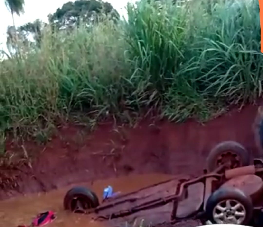 Bebê morre após carro cair em buraco de estrada vicinal e ficar submerso por lama, em MS