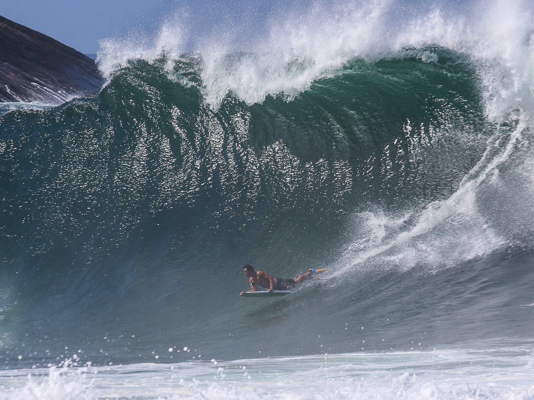 Os surfistas monitoram a chegada do swell (sequência de ondas grandes que chegam até a costa) por sites de previsões marítimas e já se preparam para pegar as ondas — Foto: Divulgação