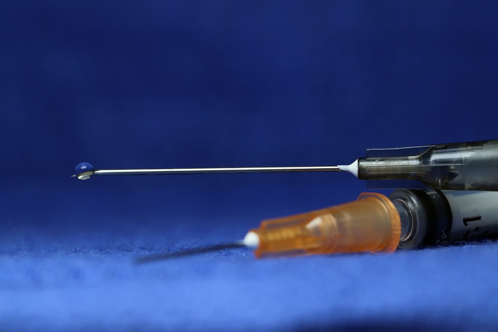 Seringa com anabolizante usado para provocar hipertrofia muscular — Foto: Pixabay