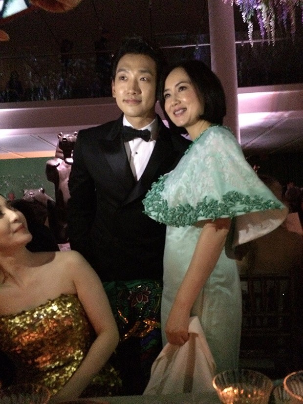 Rain, Korean popstar and actor with Jane Yong wearing Isaac Yuen (Foto:    )