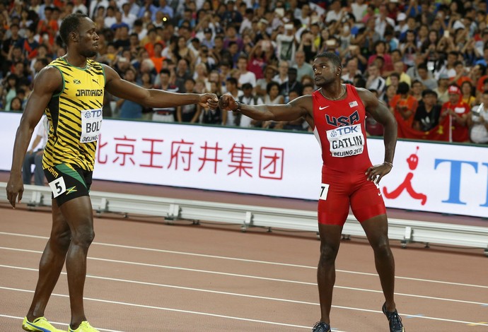 Usain Bolt e o adversário Justin Gatlin após a final dos 100m  (Foto: Reuters)