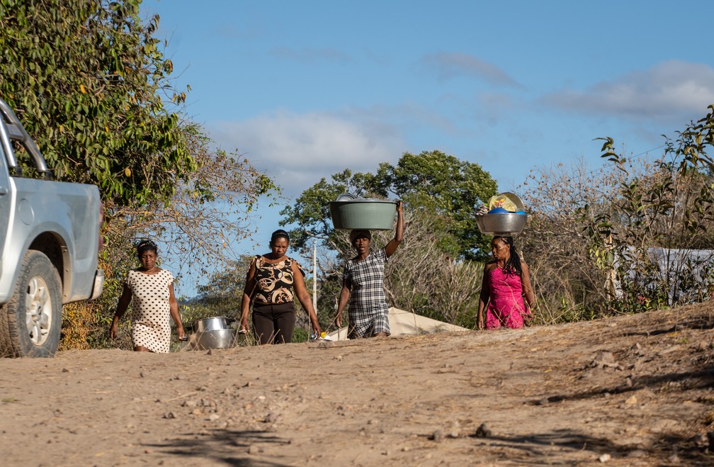 Mulheres kalungas a caminho do Rio das Almas para lavar roupa e louças — Foto: Fábio Tito/G1
