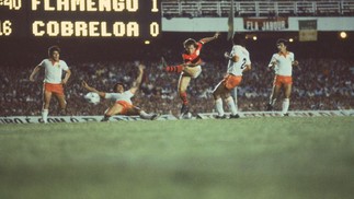 Na final da Libertadores de 1981, em 13 de novembro, no Uruguai, Zico marcou os dois gols da vitória do Flamengo sobre o Cobreloa, do Chile, por 2 a 0, e garantiu a taça ao Rubro-negro — Foto: Divulgação