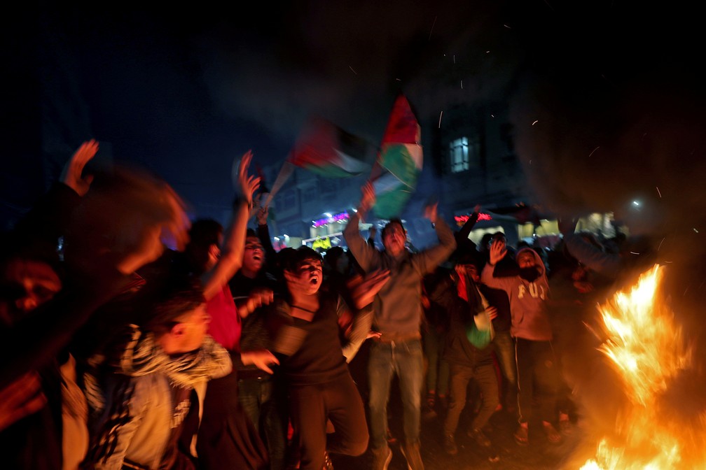 Em Gaza, manifestantes fazem piquetes e levantam bandeiras da Palestina após anúncio de plano de paz para a região capitaneado pelo presidente dos EUA, Donald Trump — Foto: Mohammed Salem/Reuters