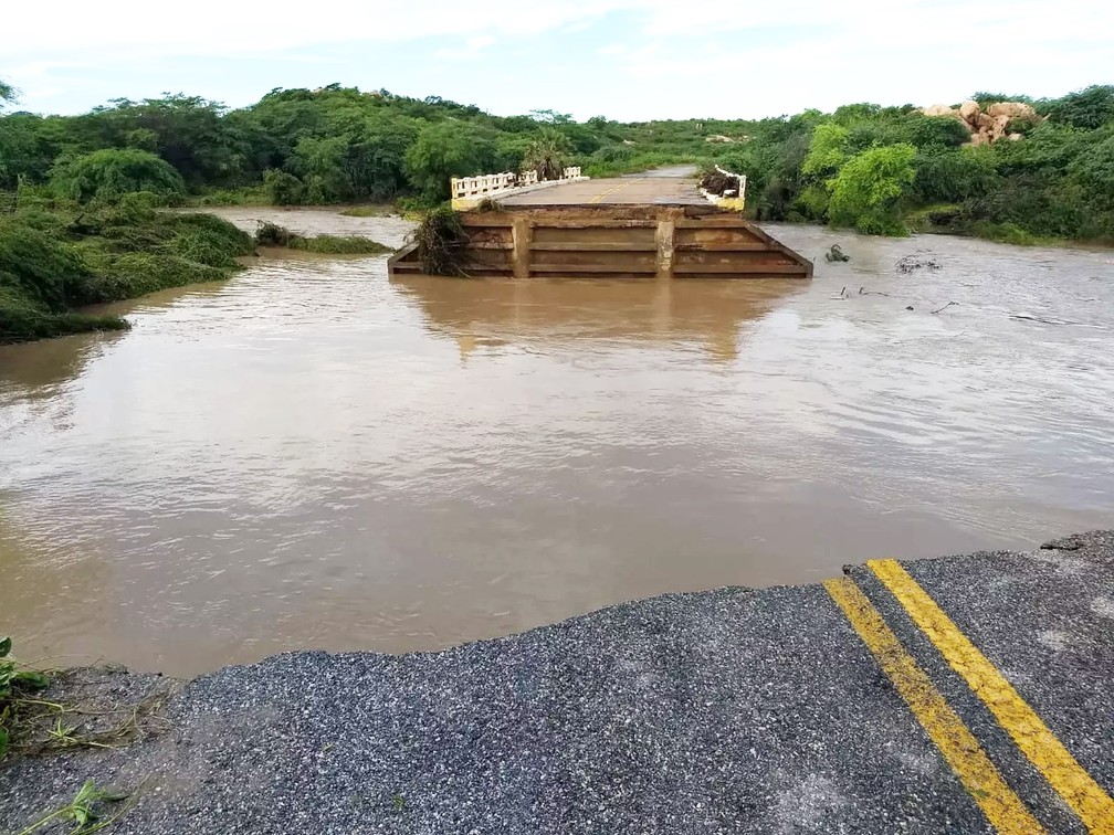 Enxurrada destruiu a cabeceira de uma ponte sobre a RN-041, principal acesso ao município de Santana do Matos — Foto: Defesa Civil de Santana do Matos