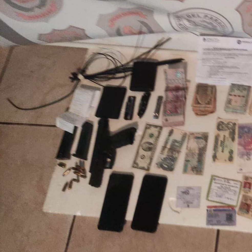 Dinheiro, celulares e arma apreendida pela polícia paraguaia  — Foto: Reprodução