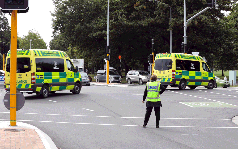 Ambulâncias em Christchurch — Foto: Rádio Nova Zelândia / AFP Photo