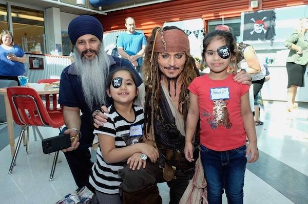 O ator Johnny Depp caracterizado como o pirato Jack Sparrow durante uma visita a um hospital infantil no Canadá (Foto: Facebook)