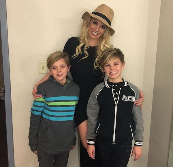 A cantora Britney Spears com os filhos, Sean Preston e Jayden James (Foto: Instagram)