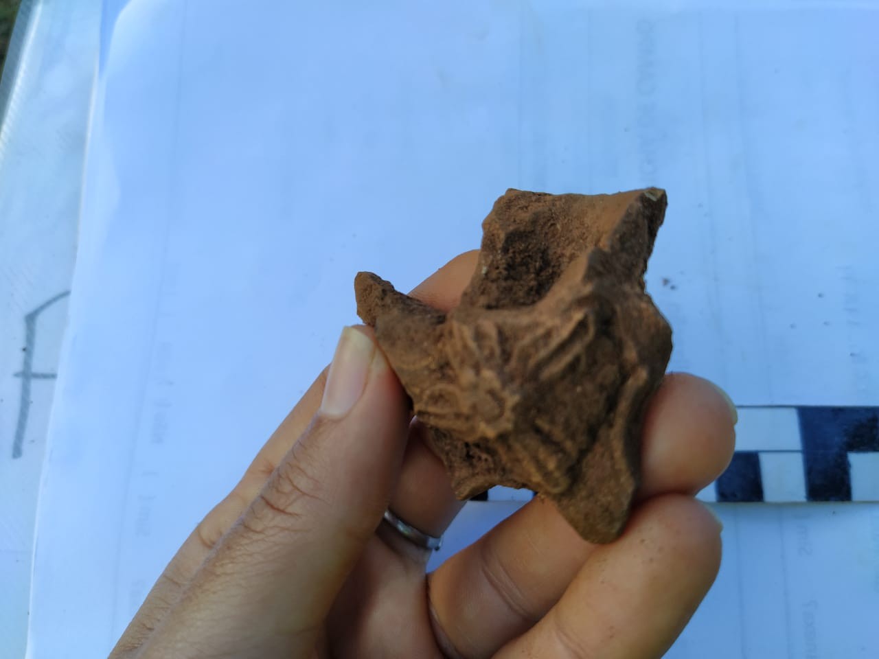 Cachimbo de cerâmica está entre os artefatos descobertos em Mariana (MG) (Foto: Fundação Renova/Divulgação)