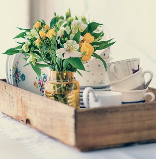 Misturar peças rústicas com outras delicadas é um recurso certeiro para uma decoração com personalidade: com lindas louças (podem ser desparceiradas) e um arranjo de flores, o caixote de frutas vira uma maneira diferente de dispor a mesa de chá