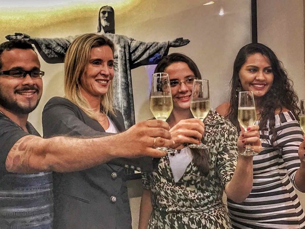 A tabeliã Fernanda Leitão celebra a primeira união poliafetiva com um homem e duas mulheres, do Rio (Foto: Simone Goldstein/ Divulgação)