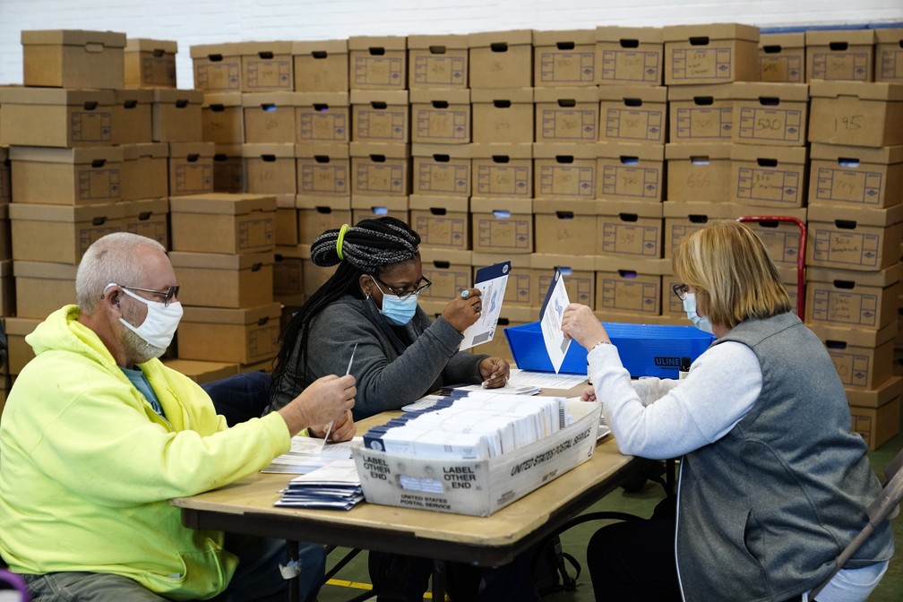 Funcionários eleitorais do Condado de Chester, na Pensilvânia, processam cédulas de votação enviadas pelo correio e cédulas ausentes para as eleições gerais de 2020 dos Estados Unidos na Universidade de West Chester, nesta quarta-feira (4)   — Foto: Matt Slocum/AP