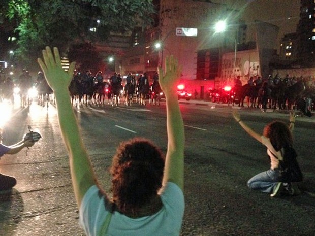 Manifestantes e cavalaria na Consolação. (Foto: Glauco Araújo/G1)