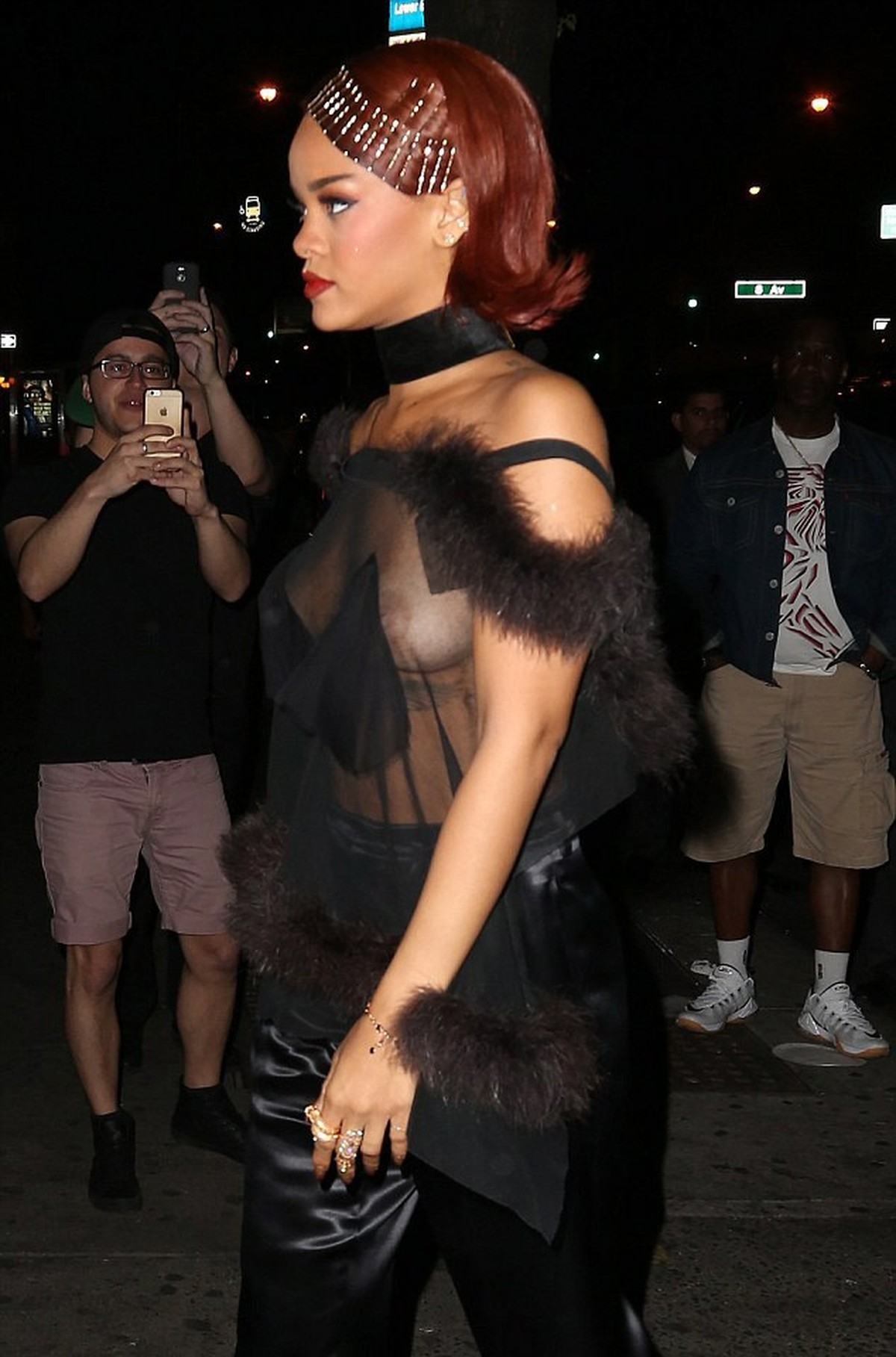 Rihanna mostra demais com look de after party.