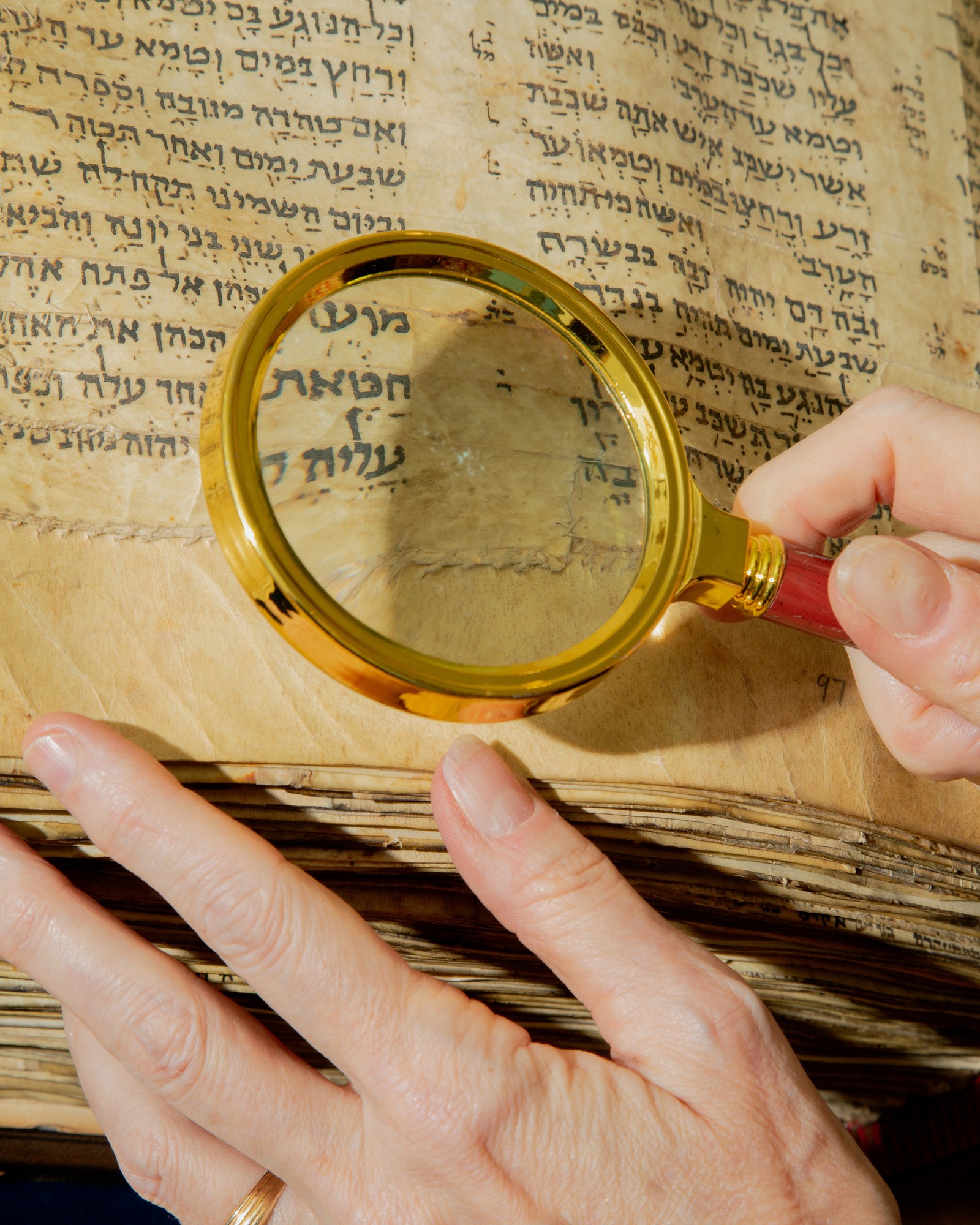 O Codex Sassoon, considerado a mais antiga Bíblia hebraica quase completa, vai a leilão em maio — Foto: Eric Helgas / The New York Times
