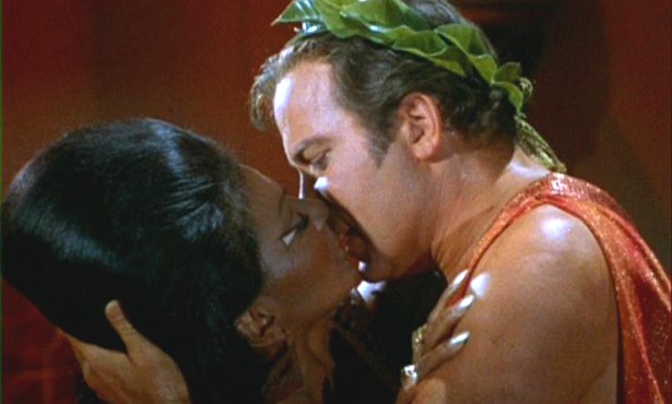 Em 22 de novembro de 1968, foi ao ar um episódio histórico da série 'Jornada nas Estrelas' ('Star Trek'). O beijo do Capitão Kirk (William Shatner) em Uhura (Nichelle Nichols) foi o primeiro entre uma pessoa branca e uma negra levado ao ar na televisão dos EUA. (Foto: Reprodução)