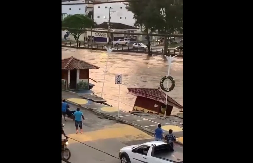 Vídeo mostra queda de barraca em rio — Foto: Redes Sociais