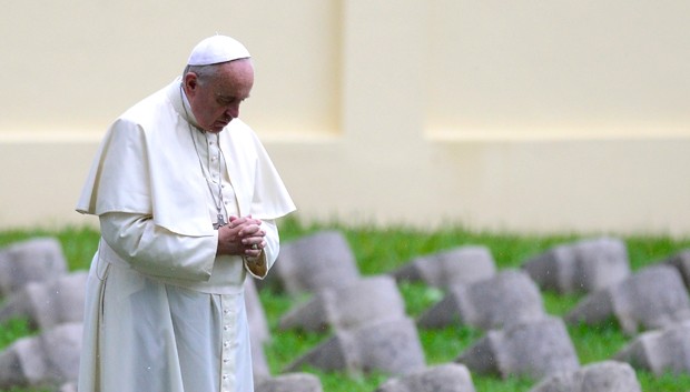 O Papa Francisco visita cemitério militar na Itália neste sábado (13) (Foto: AFP)